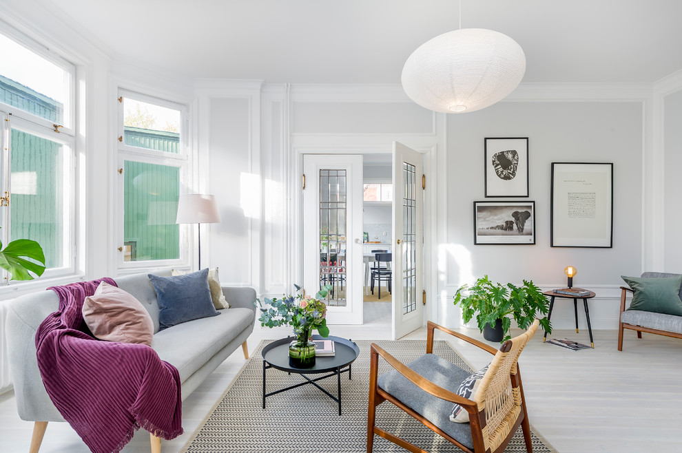 Mittelgroßes, Repräsentatives Nordisches Wohnzimmer mit weißer Wandfarbe und gebeiztem Holzboden in Stockholm