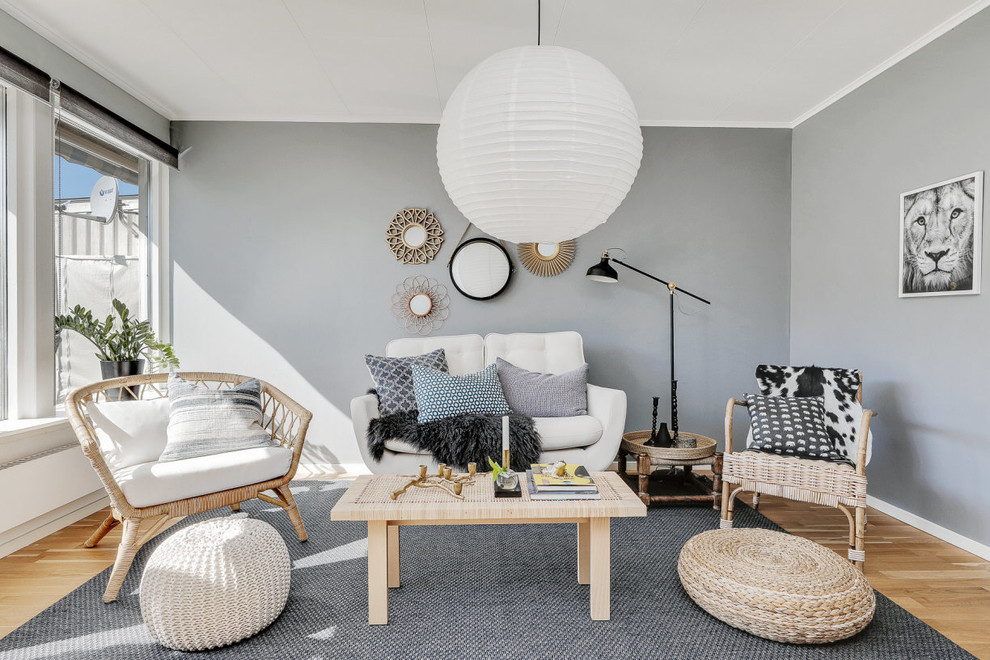 Idéer för mellanstora skandinaviska vardagsrum, med grå väggar och ljust trägolv
