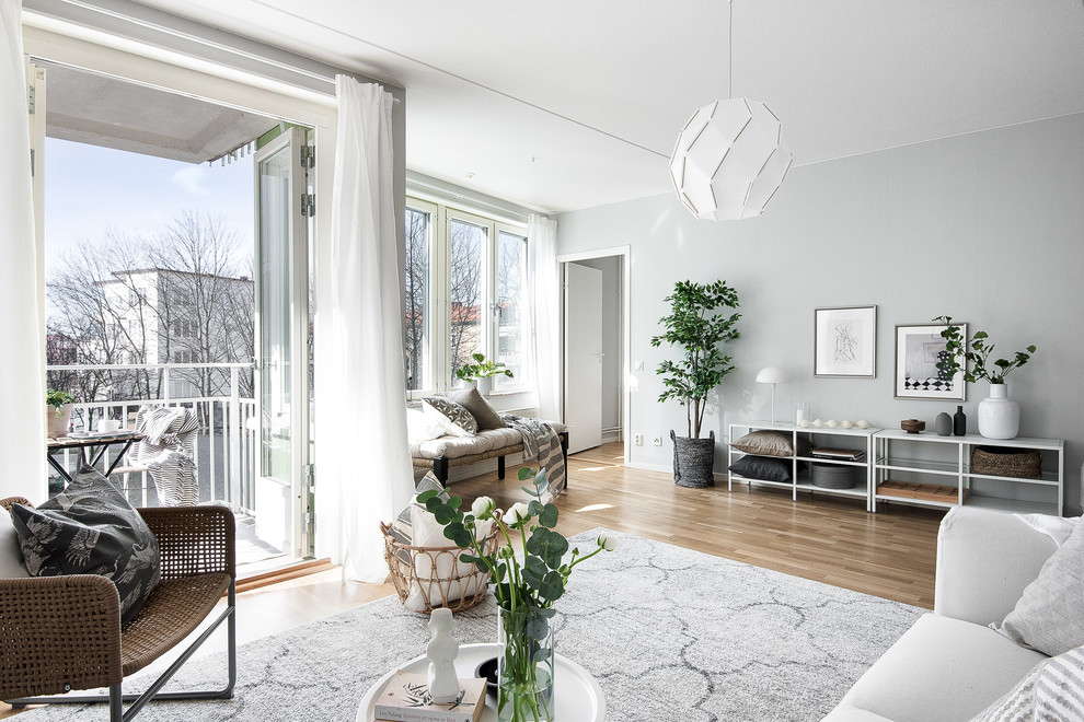 Idéer för att renovera ett minimalistiskt vardagsrum, med ett finrum, grå väggar, ljust trägolv och brunt golv