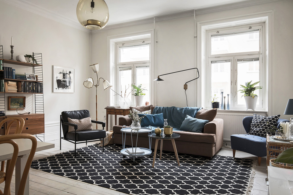 Inspiration för mellanstora skandinaviska separata vardagsrum, med vita väggar, ljust trägolv och beiget golv