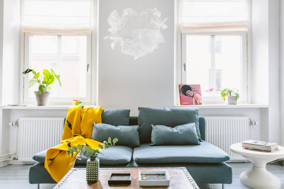 Großes, Repräsentatives, Fernseherloses, Offenes Skandinavisches Wohnzimmer ohne Kamin mit weißer Wandfarbe und gebeiztem Holzboden in Stockholm