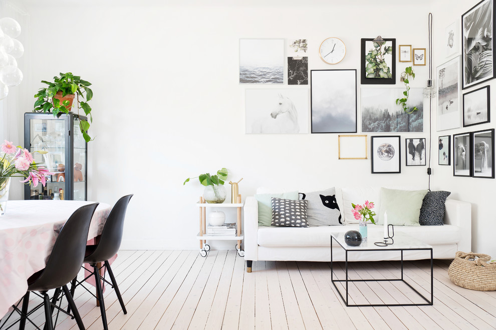 Idéer för mellanstora skandinaviska allrum med öppen planlösning, med vita väggar och målat trägolv