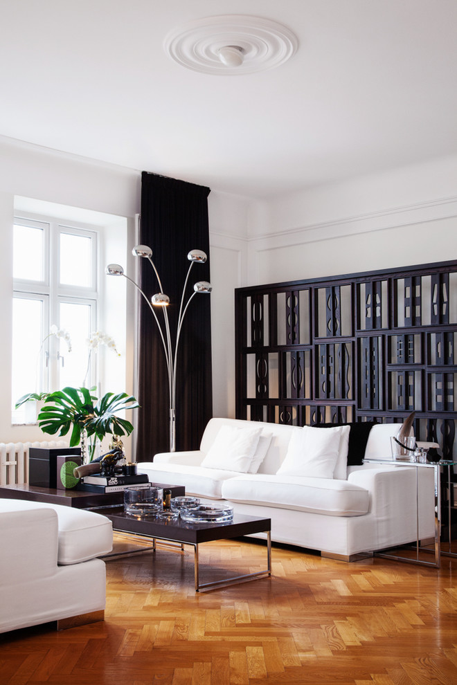 Abgetrenntes Modernes Wohnzimmer mit weißer Wandfarbe, braunem Holzboden und orangem Boden in Göteborg