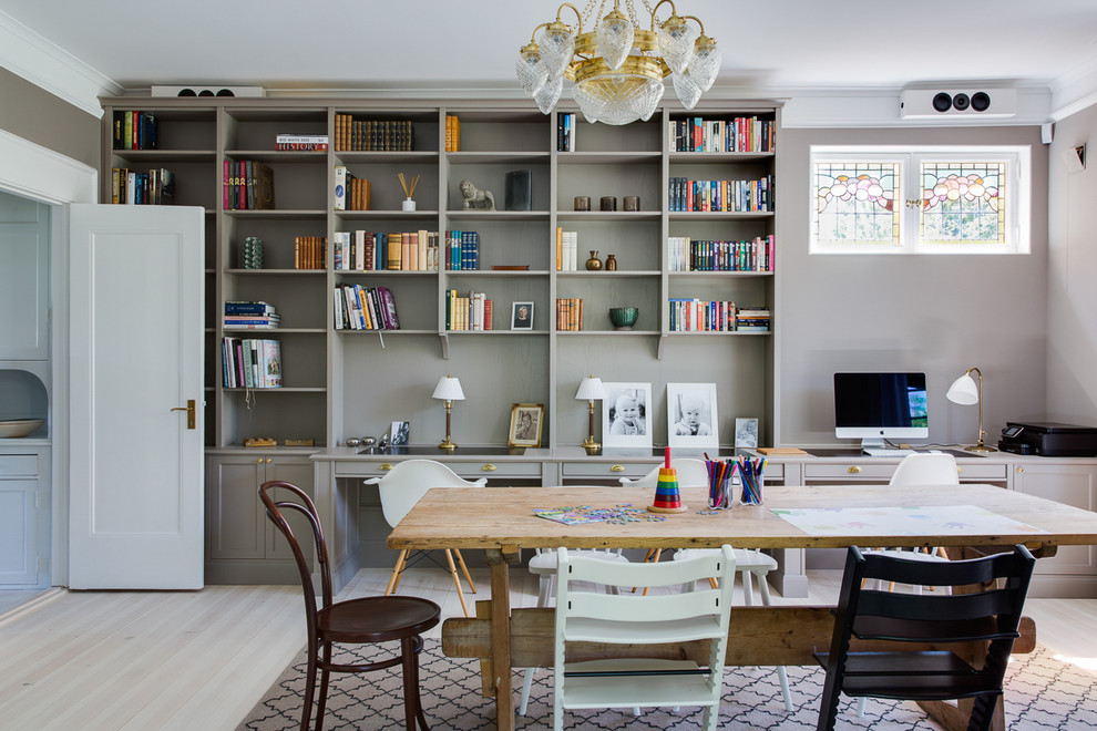 Inspiration pour un salon traditionnel de taille moyenne et ouvert avec une salle de réception, un mur beige, parquet clair, aucune cheminée, aucun téléviseur et éclairage.