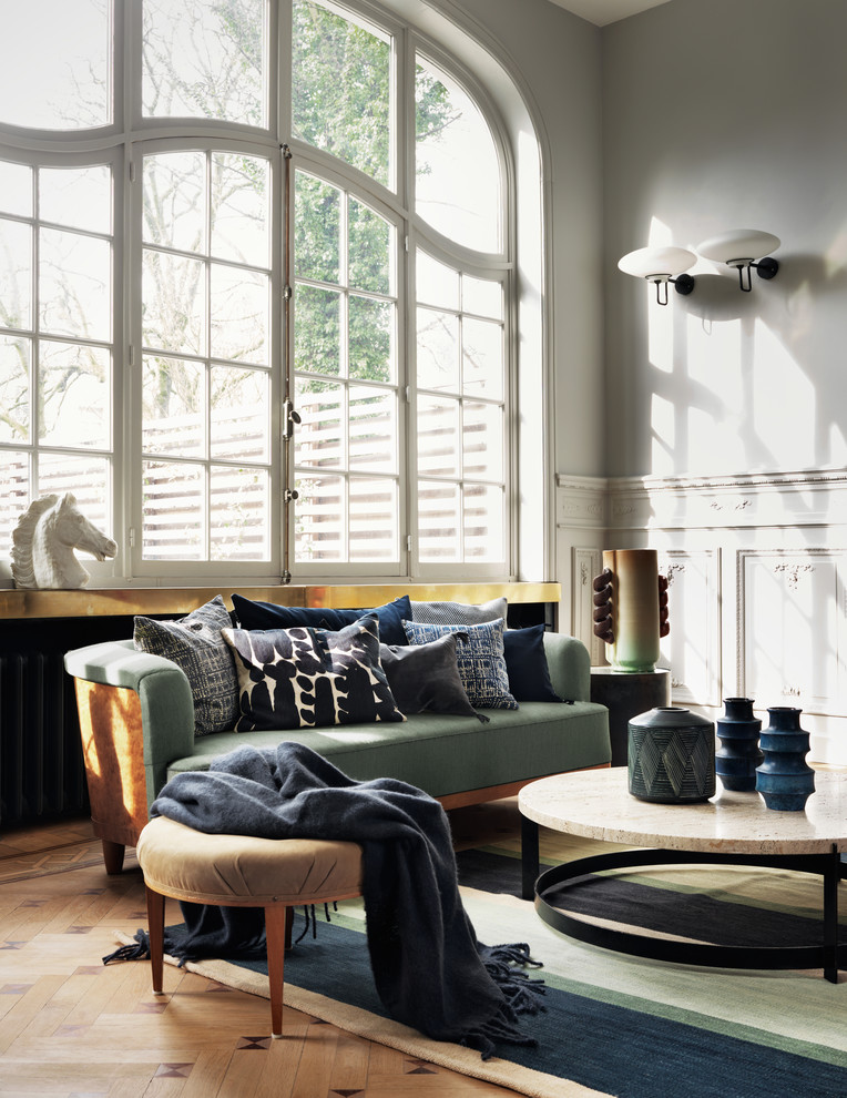 Großes, Offenes Eklektisches Wohnzimmer mit weißer Wandfarbe und braunem Holzboden in Stockholm