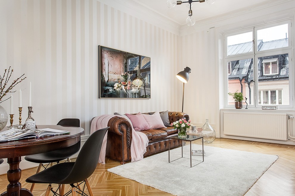 Стильный дизайн: большая парадная, открытая гостиная комната в скандинавском стиле с белыми стенами и паркетным полом среднего тона без камина, телевизора - последний тренд