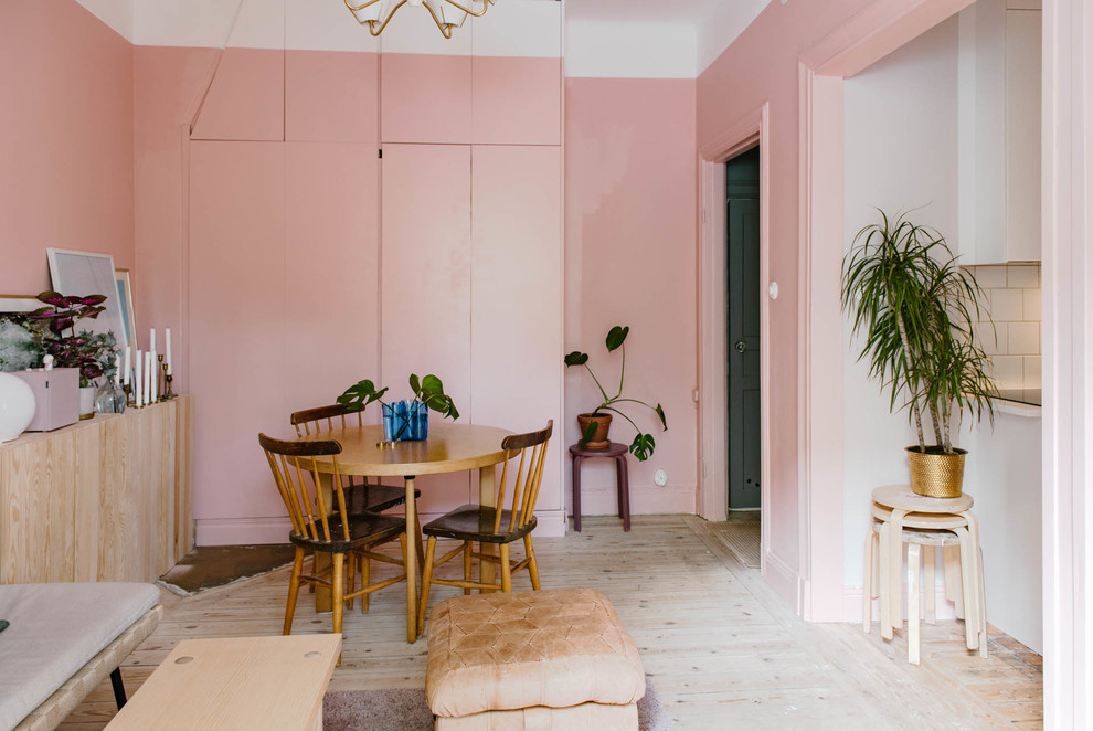 Cette photo montre une petite salle à manger scandinave avec un mur rose.