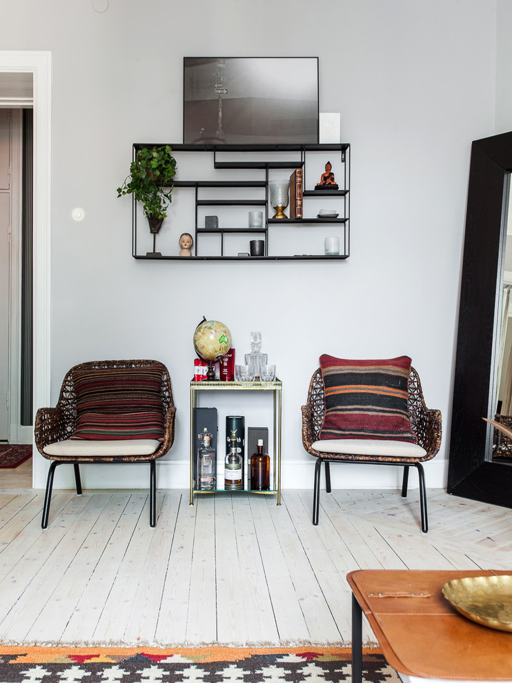 Diseño de salón para visitas abierto escandinavo sin televisor con paredes blancas y suelo de madera pintada