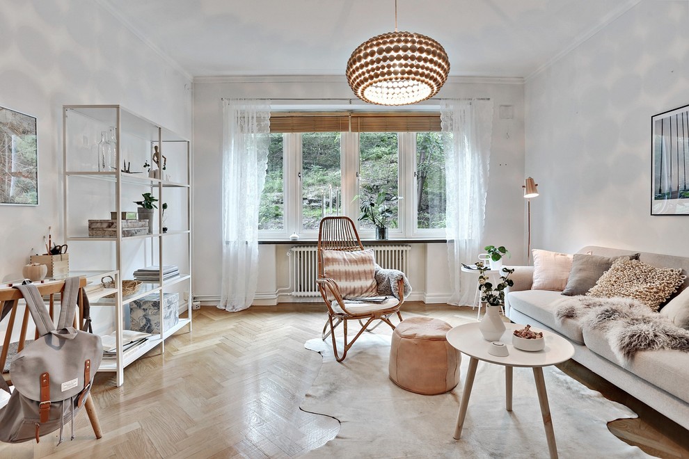 Inspiration för skandinaviska vardagsrum, med vita väggar, ljust trägolv och beiget golv