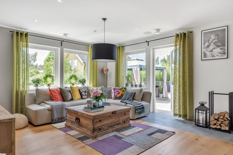 Esempio di un soggiorno classico con pareti grigie, parquet chiaro e pavimento marrone