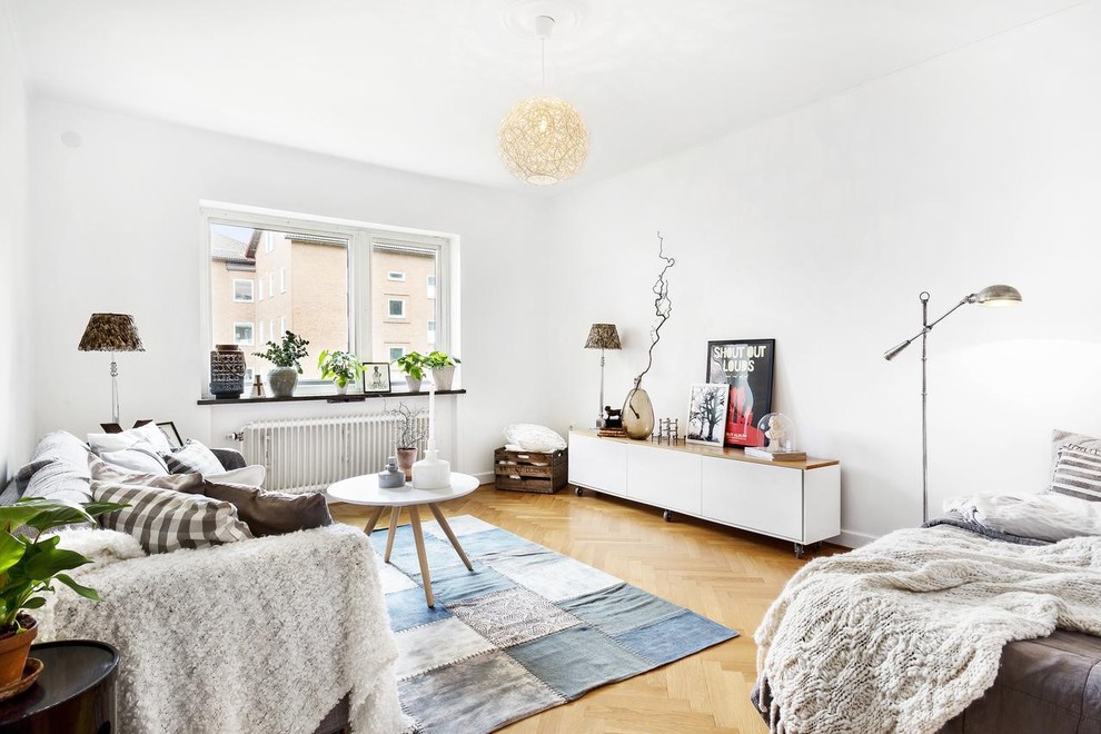 Example of a transitional living room design in Gothenburg