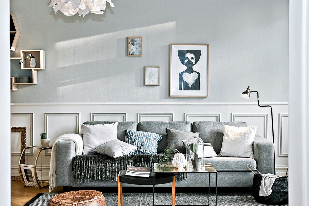 Diseño de salón para visitas abierto escandinavo de tamaño medio con paredes grises y suelo de madera clara