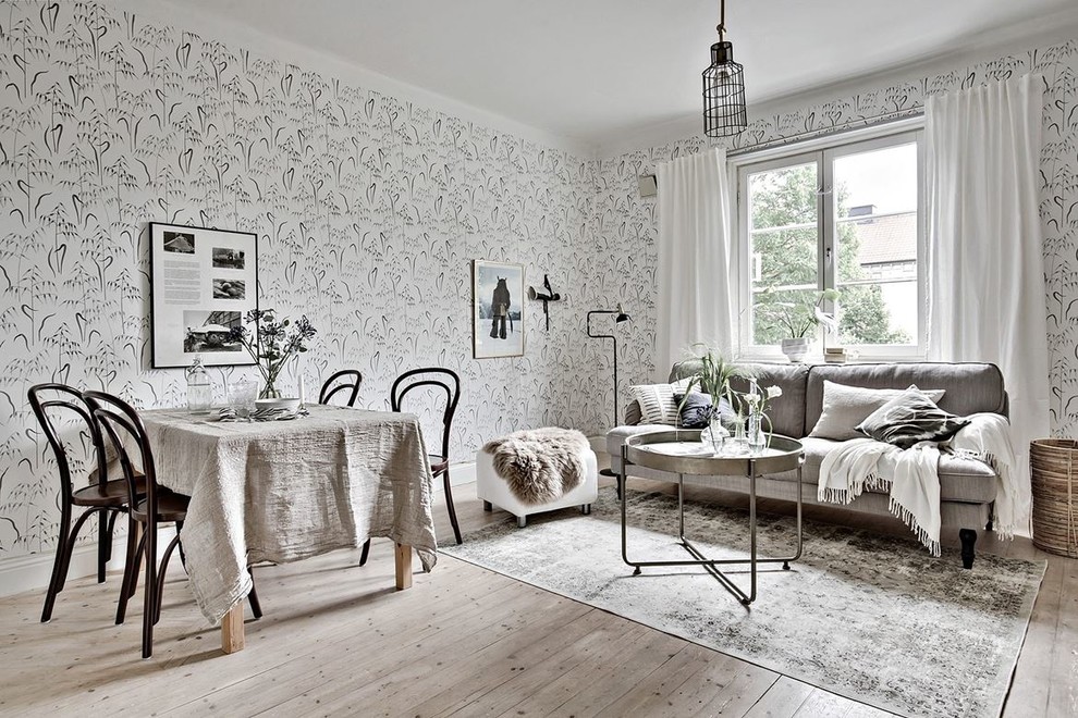 Foto di un soggiorno nordico aperto e di medie dimensioni con pareti multicolore, parquet chiaro, sala formale e nessuna TV