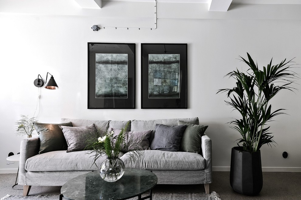 Repräsentatives, Fernseherloses, Offenes Skandinavisches Wohnzimmer ohne Kamin mit weißer Wandfarbe und Betonboden in Göteborg