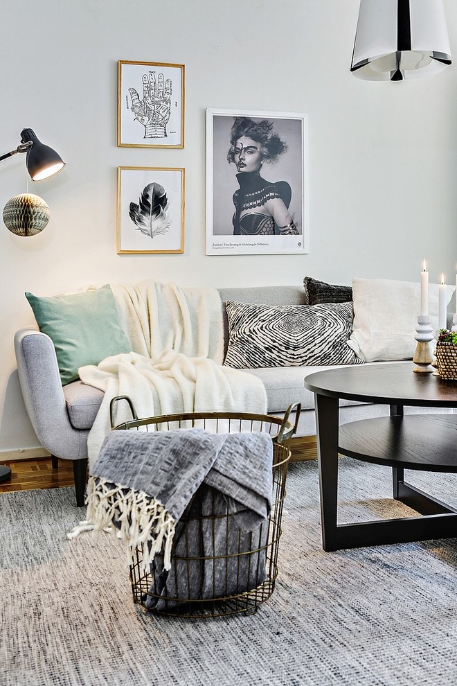 Foto på ett mellanstort minimalistiskt vardagsrum, med grå väggar, ljust trägolv och ett finrum