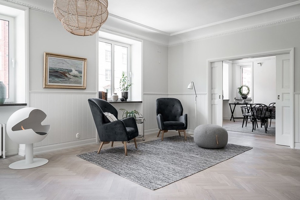Idées déco pour un grand salon scandinave avec une salle de réception, un mur blanc, parquet clair et un sol beige.