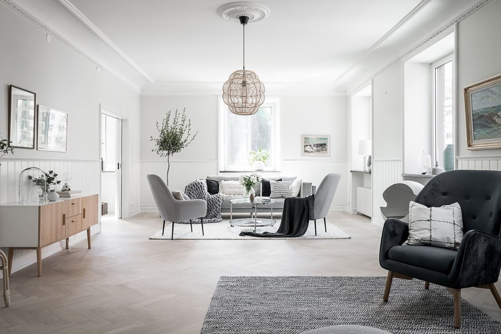 Источник вдохновения для домашнего уюта: большая гостиная комната в скандинавском стиле с белыми стенами, светлым паркетным полом и бежевым полом