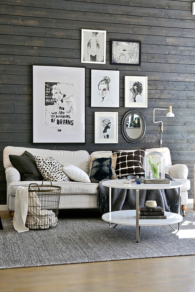 Idee per un soggiorno scandinavo aperto con parquet chiaro, sala formale e pareti marroni
