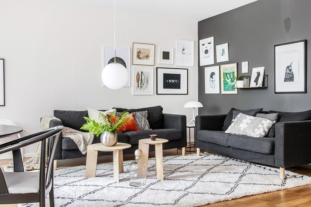 Modelo de salón para visitas abierto escandinavo de tamaño medio sin televisor con paredes grises y suelo de madera clara