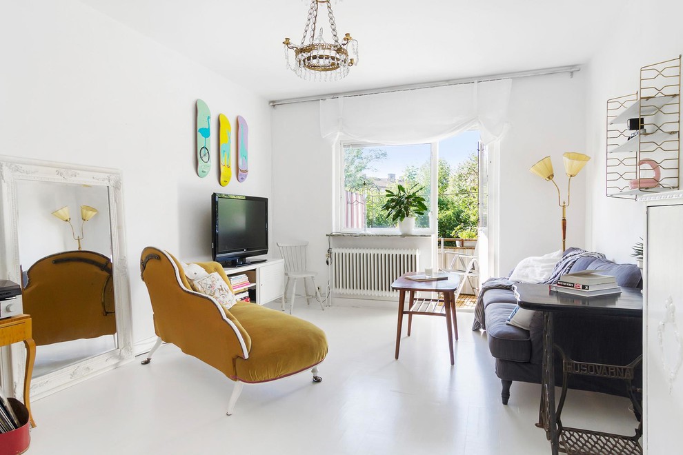 Idéer för ett litet minimalistiskt separat vardagsrum, med vita väggar, en fristående TV, ett finrum och målat trägolv