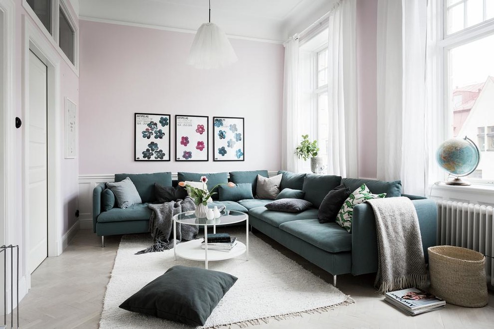 Großes, Repräsentatives, Fernseherloses, Offenes Nordisches Wohnzimmer mit weißer Wandfarbe und hellem Holzboden in Stockholm
