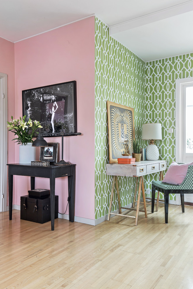 Modelo de salón abierto bohemio de tamaño medio sin chimenea y televisor con paredes rosas y suelo de madera clara