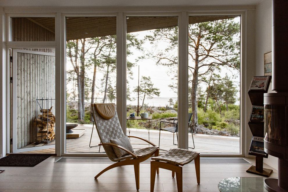 Esempio di un soggiorno scandinavo di medie dimensioni e aperto con pavimento beige