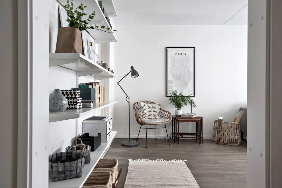 Idéer för ett mellanstort minimalistiskt vardagsrum, med vita väggar, brunt golv och mellanmörkt trägolv