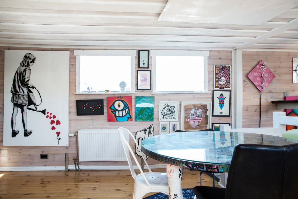 Bild på ett litet eklektiskt vardagsrum, med beige väggar