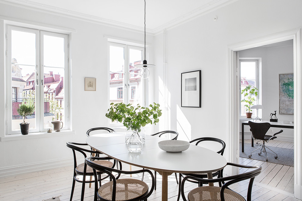 Idéer för att renovera en mellanstor minimalistisk matplats, med vita väggar och ljust trägolv