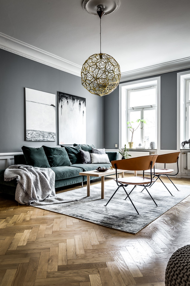 Immagine di un soggiorno minimal con pareti grigie, nessun camino, pavimento beige e parquet chiaro