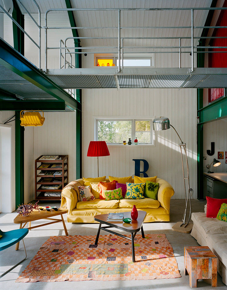 Großes, Fernseherloses, Offenes Industrial Wohnzimmer ohne Kamin mit weißer Wandfarbe und Betonboden in Barcelona