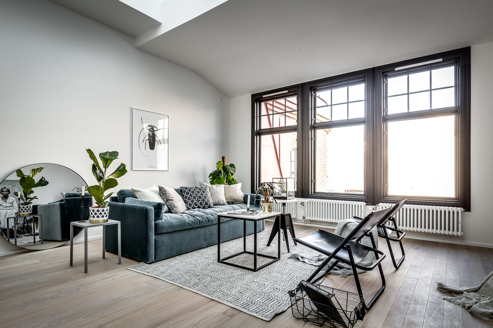 Mittelgroßes, Offenes Skandinavisches Wohnzimmer mit weißer Wandfarbe, hellem Holzboden und beigem Boden in Stockholm
