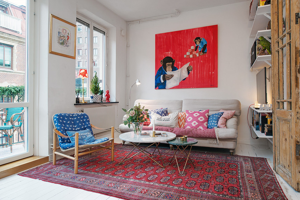 Repräsentatives, Fernseherloses, Abgetrenntes, Mittelgroßes Eklektisches Wohnzimmer ohne Kamin mit weißer Wandfarbe und gebeiztem Holzboden in Göteborg