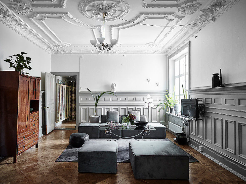 Foto di un soggiorno vittoriano chiuso con pareti grigie, TV a parete, pavimento marrone, sala formale, pavimento in legno massello medio e nessun camino