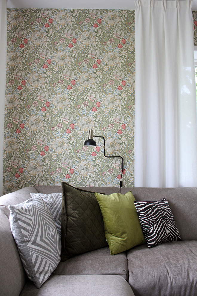 Идея дизайна: парадная, изолированная гостиная комната среднего размера в скандинавском стиле с зелеными стенами без камина, телевизора