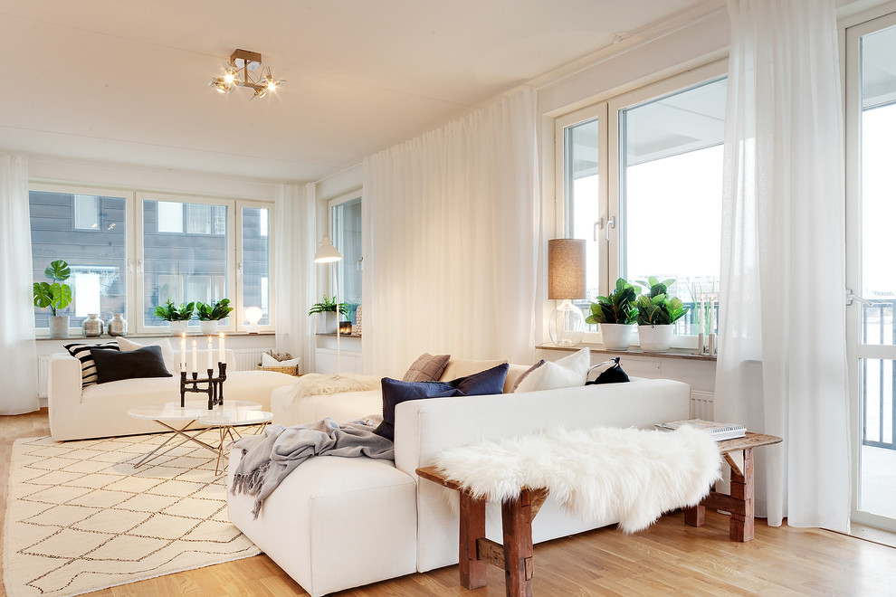 Foto på ett mellanstort skandinaviskt separat vardagsrum, med vita väggar, mellanmörkt trägolv och brunt golv