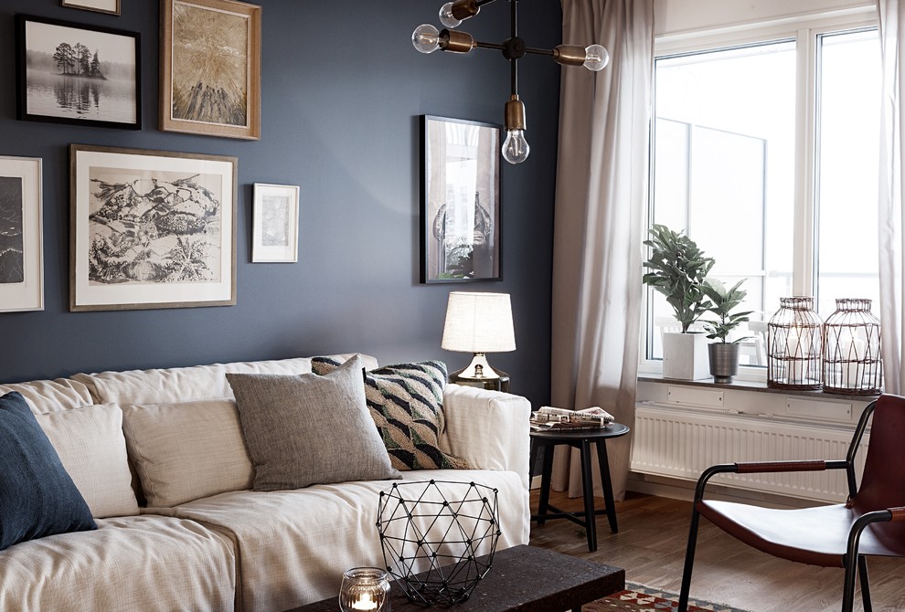 Foto di un soggiorno moderno di medie dimensioni e aperto con pareti blu, pavimento in legno massello medio, nessuna TV e pavimento marrone