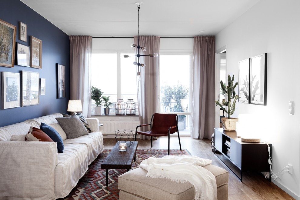 Esempio di un soggiorno moderno di medie dimensioni e chiuso con pareti blu, pavimento in legno massello medio, nessuna TV e pavimento marrone