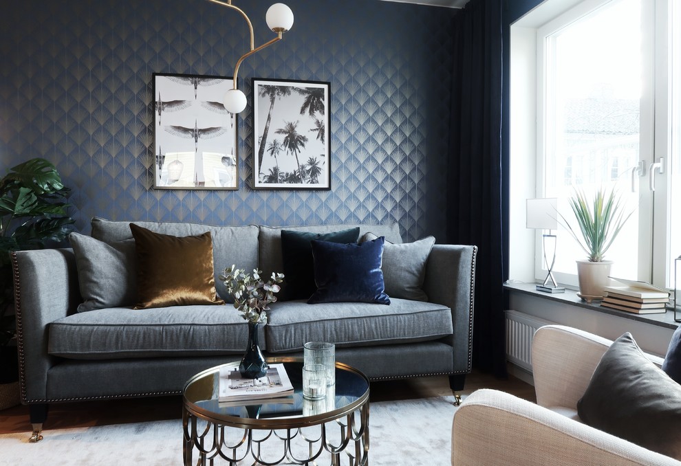 Ispirazione per un soggiorno contemporaneo di medie dimensioni e chiuso con sala formale, pareti blu, pavimento in legno massello medio, nessuna TV e pavimento marrone