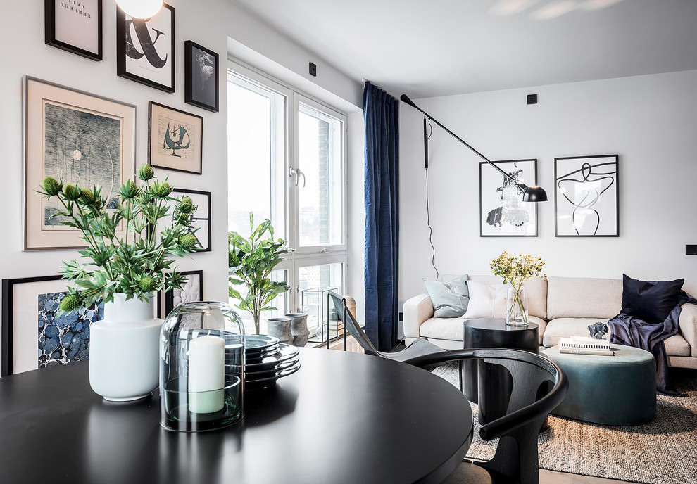 Großes, Fernseherloses, Offenes Skandinavisches Wohnzimmer ohne Kamin mit weißer Wandfarbe, hellem Holzboden und grauem Boden in Göteborg