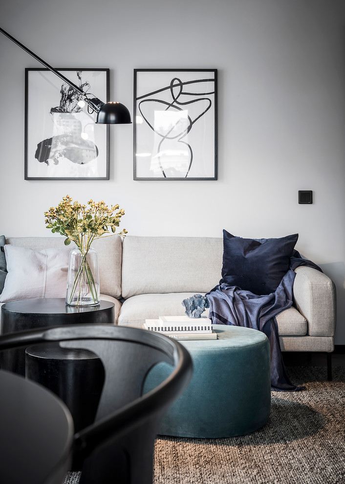 Großes, Fernseherloses, Offenes Modernes Wohnzimmer ohne Kamin mit weißer Wandfarbe, hellem Holzboden und grauem Boden in Göteborg
