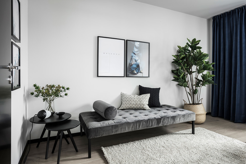 Стильный дизайн: открытая гостиная комната среднего размера в скандинавском стиле с белыми стенами, светлым паркетным полом и серым полом без камина, телевизора - последний тренд