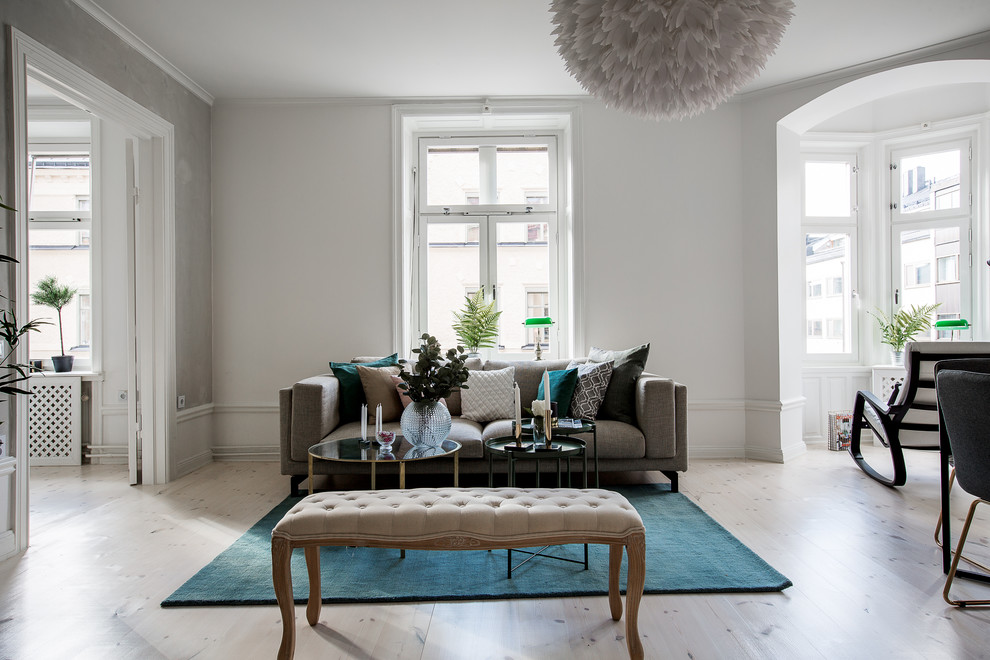 Example of a transitional living room design in Stockholm