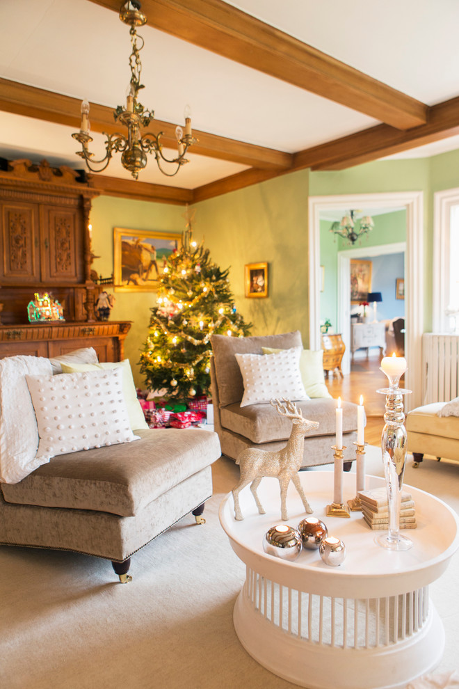 Источник вдохновения для домашнего уюта: гостиная комната в классическом стиле с зелеными стенами, ковровым покрытием и бежевым полом