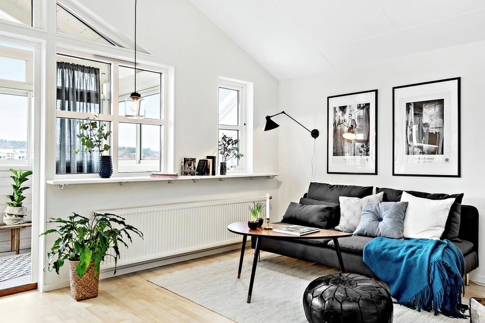 Mittelgroßes Skandinavisches Wohnzimmer mit weißer Wandfarbe und hellem Holzboden in Göteborg