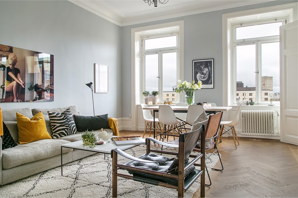 Diseño de salón para visitas cerrado escandinavo grande sin chimenea y televisor con paredes grises y suelo de madera en tonos medios