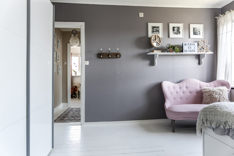 Inredning av ett shabby chic-inspirerat vardagsrum, med grå väggar, målat trägolv och vitt golv