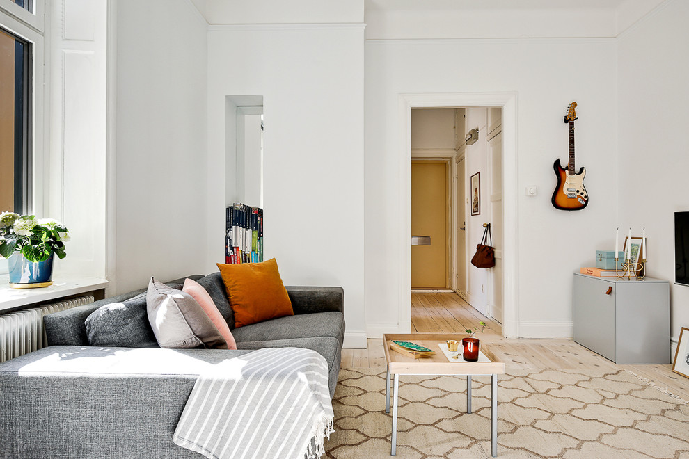 Imagen de salón para visitas abierto nórdico de tamaño medio sin chimenea y televisor con paredes blancas y suelo de madera clara