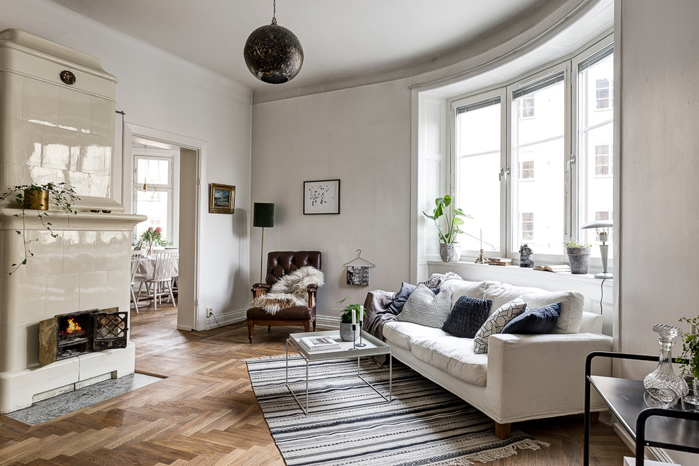 Foto de salón para visitas abierto nórdico de tamaño medio sin televisor con paredes blancas y suelo de madera en tonos medios